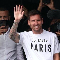 Leo Messi saluda en su llegada a París