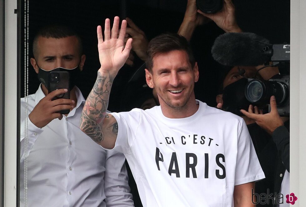 Leo Messi saluda en su llegada a París