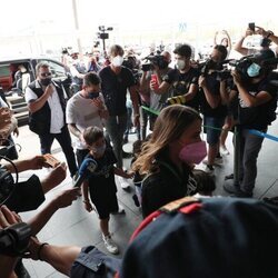 Leo Messi llegando con su familia a París