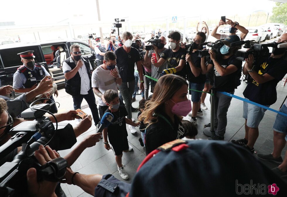 Leo Messi llegando con su familia a París