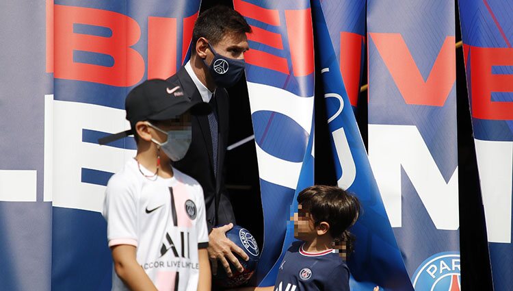 Leo Messi con sus tres hijos en su presentación en el PSG