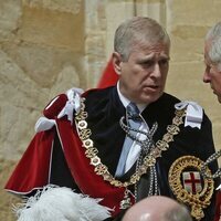 El Príncipe Carlos y el Príncipe Andrés hablando en la procesión de la Orden de la Jarretera