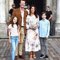 Joaquín y Marie de Dinamarca y sus hijos Enrique y Athena de Dinamarca en el teatro en Copenhague