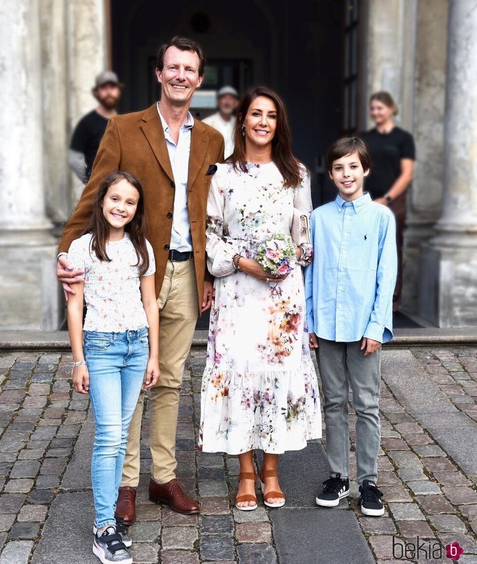 Joaquín y Marie de Dinamarca y sus hijos Enrique y Athena de Dinamarca en el teatro en Copenhague