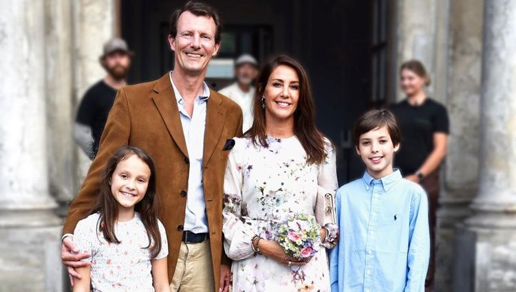 Joaquín y Marie de Dinamarca y sus hijos Enrique y Athena de Dinamarca en el teatro en Copenhague