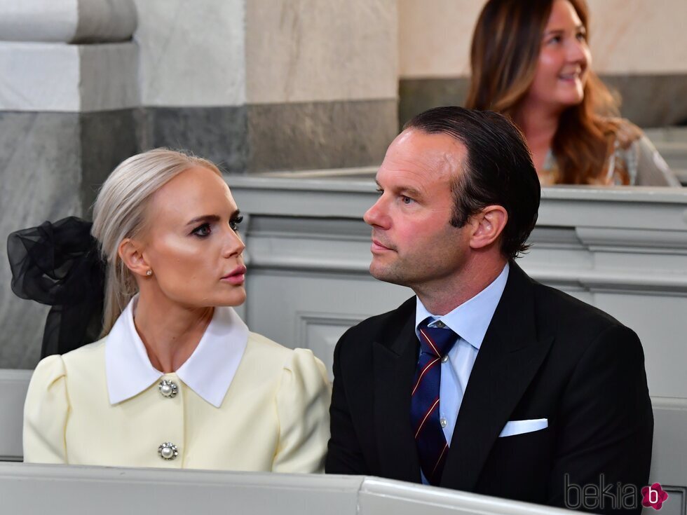 Madeleine Rahm Egnell y Patrik Egnell en el bautizo de Julian de Suecia