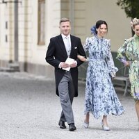 Johan Andersson y Stina Andersson y Frida Vesterberg en el bautizo de Julian de Suecia