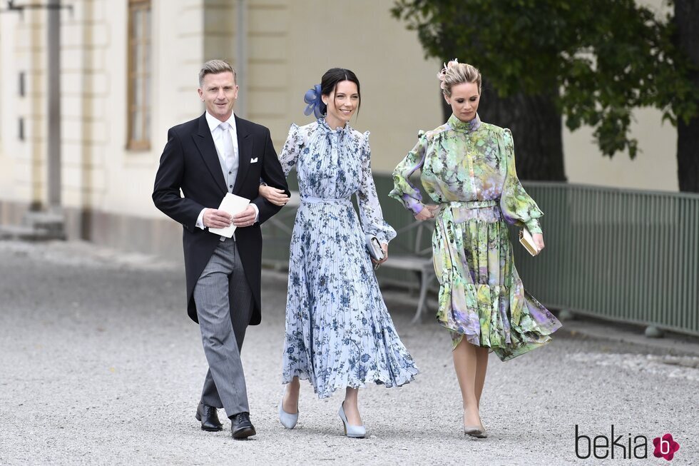 Johan Andersson y Stina Andersson y Frida Vesterberg en el bautizo de Julian de Suecia