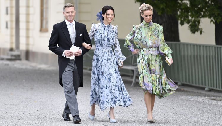 Johan Andersson y Stina Andersson y Frida Vesterberg en el bautizo de Julian de Suecia