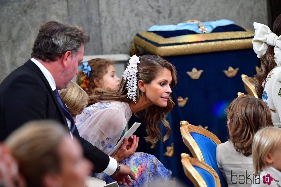 Magdalena de Suecia habla con Alejandro de Suecia en el bautizo de Julian de Suecia