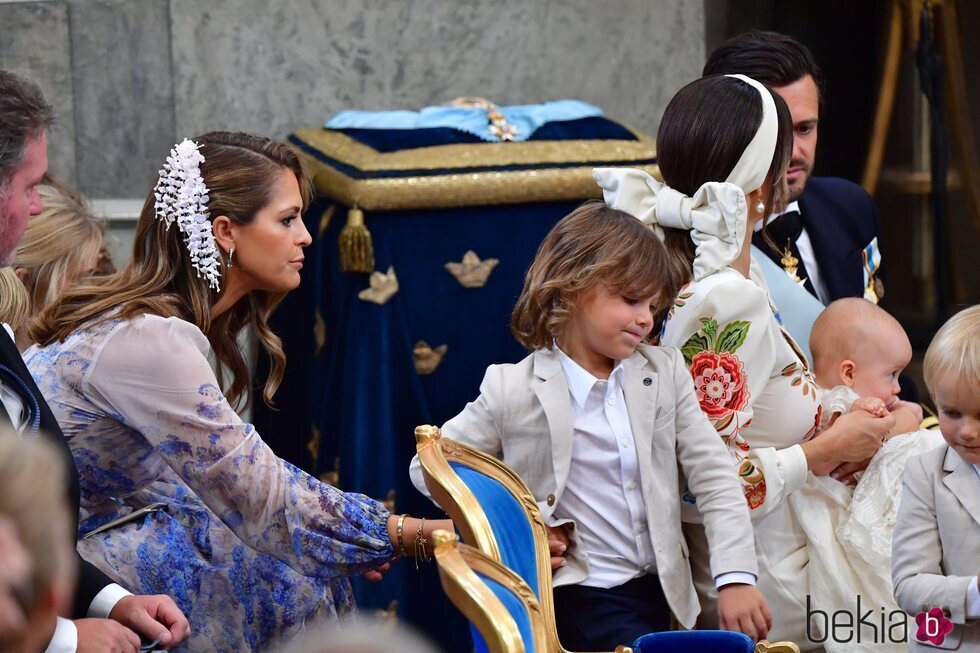 Magdalena de Suecia y Alejandro de Suecia en el bautizo de Julian de Suecia