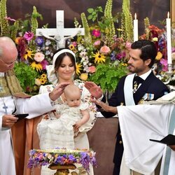 Julian de Suecia en su bautizo junto a Carlos Felipe y Sofia de Suecia