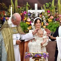 Julian de Suecia en su bautizo junto a Carlos Felipe y Sofia de Suecia