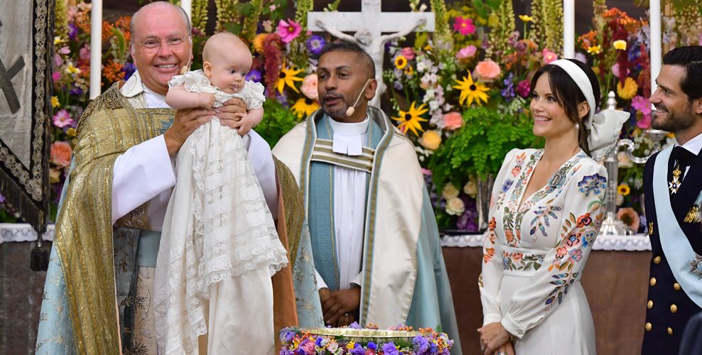 Carlos Felipe y Sofia de Suecia con su hijo Julian de Suecia en su bautizo