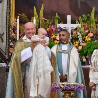 Carlos Felipe y Sofia de Suecia con su hijo Julian de Suecia en su bautizo