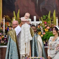 Julian de Suecia tras ser bautizado en presencia de Carlos Felipe y Sofia de Suecia