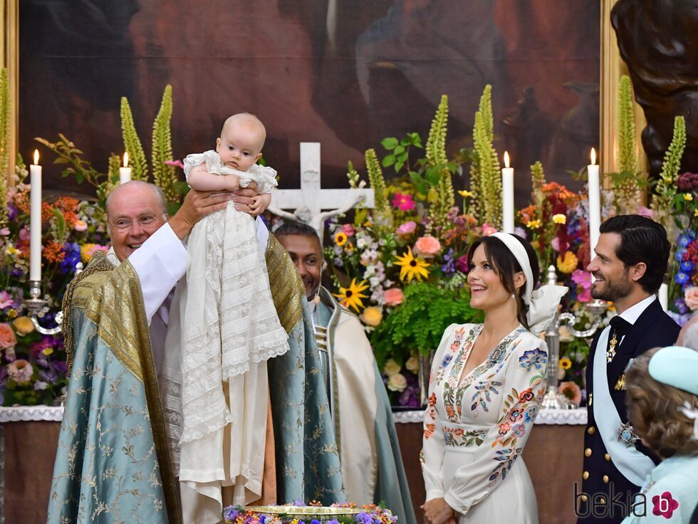 Julian de Suecia tras ser bautizado en presencia de Carlos Felipe y Sofia de Suecia