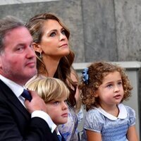 Magdalena de Suecia y Chris O'Neill, Nicolás y Adrienne de Suecia en el bautizo de Julian de Suecia