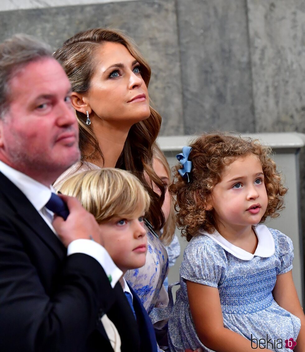 Magdalena de Suecia y Chris O'Neill, Nicolás y Adrienne de Suecia en el bautizo de Julian de Suecia