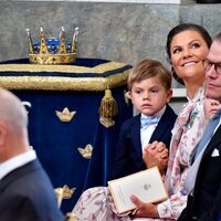 Victoria y Daniel de Suecia con su hijo Oscar de Suecia en el bautizo de Julian de Suecia