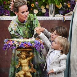 Frida Vesterberg con Alejandro y Gabriel de Suecia junto a la pila bautismal en el bautizo de Julian de Suecia