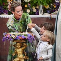 Frida Vesterberg con Alejandro y Gabriel de Suecia junto a la pila bautismal en el bautizo de Julian de Suecia