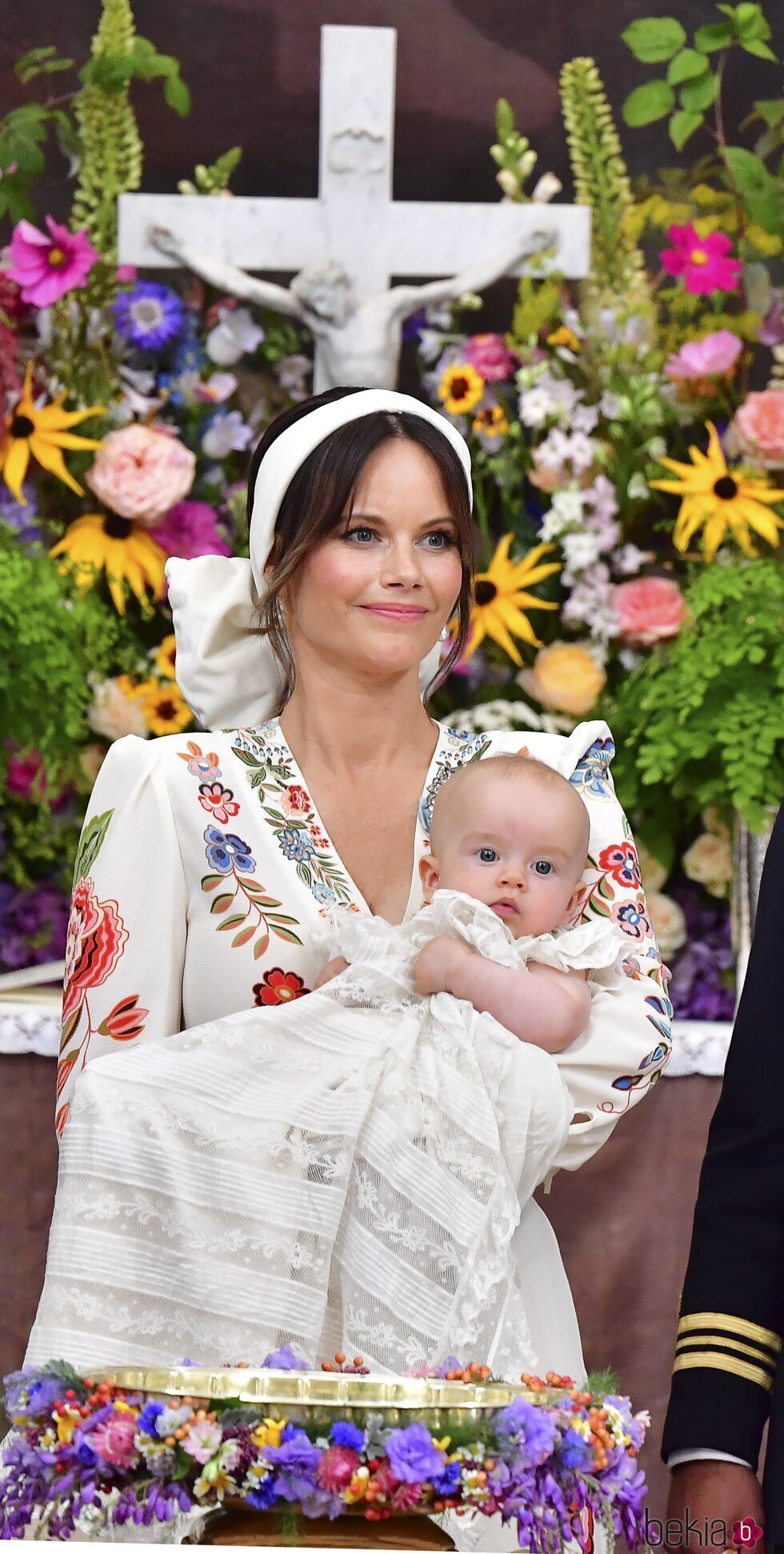 Sofia de Suecia con su hijo Julian de Suecia en brazos en el bautizo de Julian de Suecia