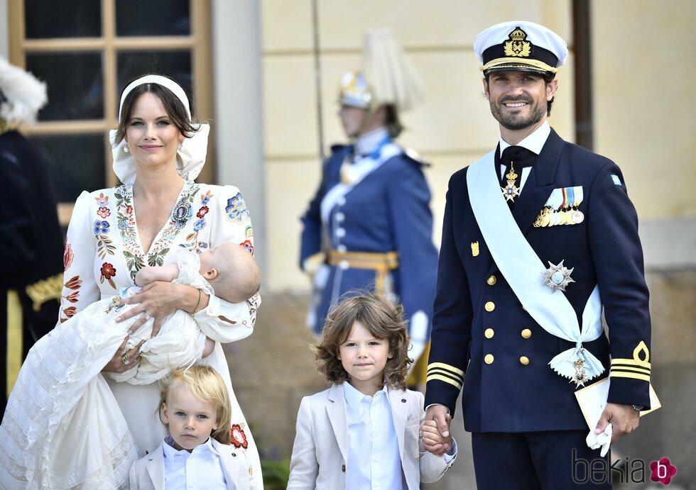 Carlos Felipe y Sofia de Suecia con sus hijos Alejandro, Gabriel y Julian en el bautizo de Julian de Suecia