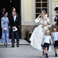 Julian de Suecia con sus padres y hermanos en su bautizo