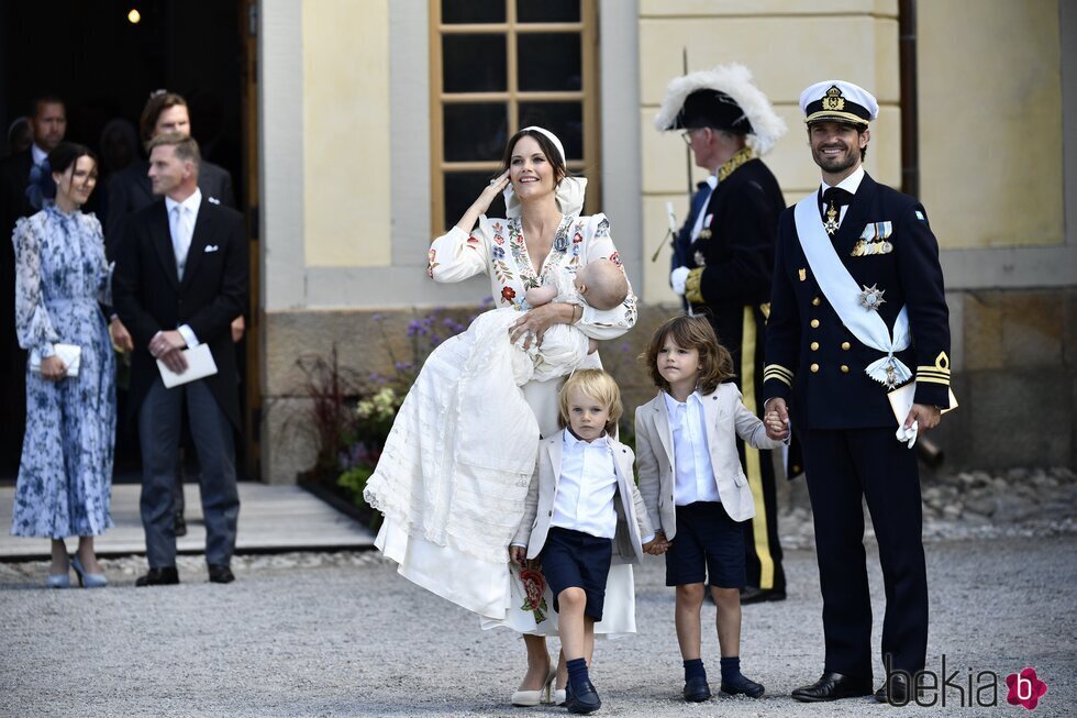 Julian de Suecia con sus padres y hermanos en su bautizo