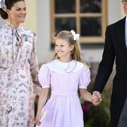 Victoria y Daniel de Suecia con su hija Estela de Suecia en el bautizo de Julian de Suecia