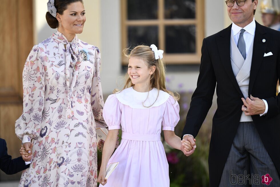 Victoria y Daniel de Suecia con su hija Estela de Suecia en el bautizo de Julian de Suecia