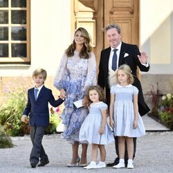 Magdalena de Suecia y Chris O'Neill con sus hijos Leonor, Nicolás y Adrienne en el bautizo de Julian de Suecia