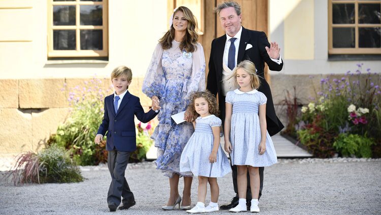 Magdalena de Suecia y Chris O'Neill con sus hijos Leonor, Nicolás y Adrienne en el bautizo de Julian de Suecia