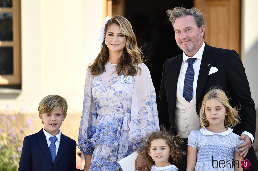 Magdalena de Suecia y Chris O'Neill con sus hijos en el bautizo de Julian de Suecia