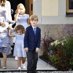 Leonor, Nicolás y Adrienne de Suecia en el bautizo de Julian de Suecia