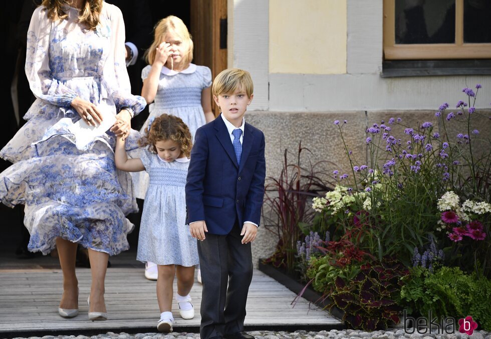 Leonor, Nicolás y Adrienne de Suecia en el bautizo de Julian de Suecia