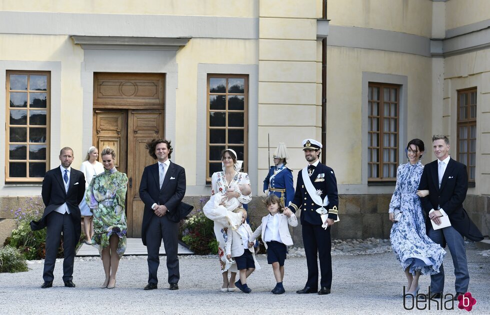 Julian de Suecia con sus padres, hermanos y padrinos en su bautizo