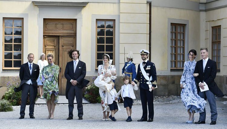 Julian de Suecia con sus padres, hermanos y padrinos en su bautizo