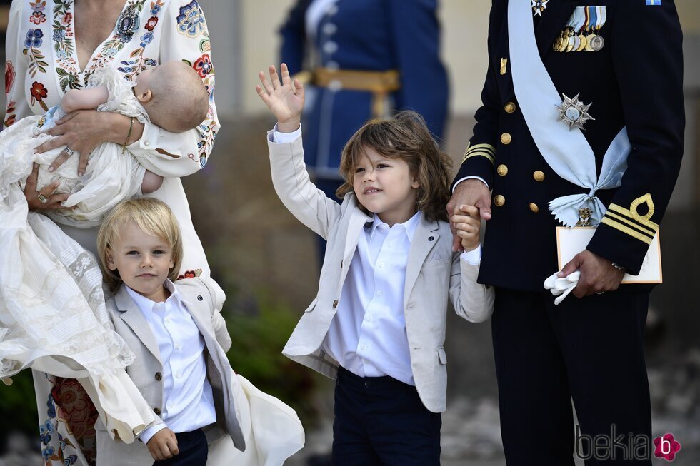 Alejandro y Gabriel de Suecia tras el bautizo de Julian de Suecia