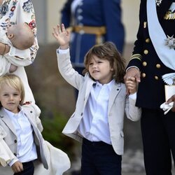 Alejandro y Gabriel de Suecia tras el bautizo de Julian de Suecia