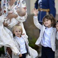 Alejandro y Gabriel de Suecia tras el bautizo de Julian de Suecia