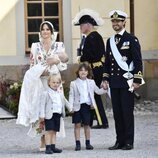 Carlos Felipe y Sofia de Suecia y sus hijos Alejandro, Gabriel y Julian de Suecia en el bautizo de Julian de Suecia