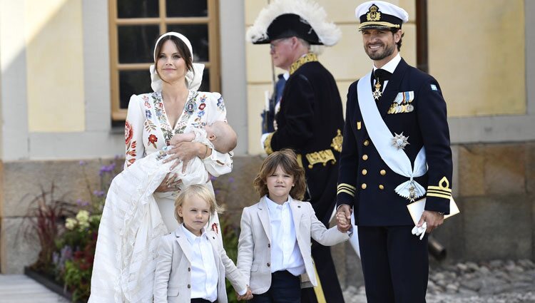 Carlos Felipe y Sofia de Suecia y sus hijos Alejandro, Gabriel y Julian de Suecia en el bautizo de Julian de Suecia