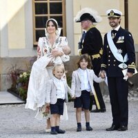 Carlos Felipe y Sofia de Suecia y sus hijos Alejandro, Gabriel y Julian de Suecia en el bautizo de Julian de Suecia