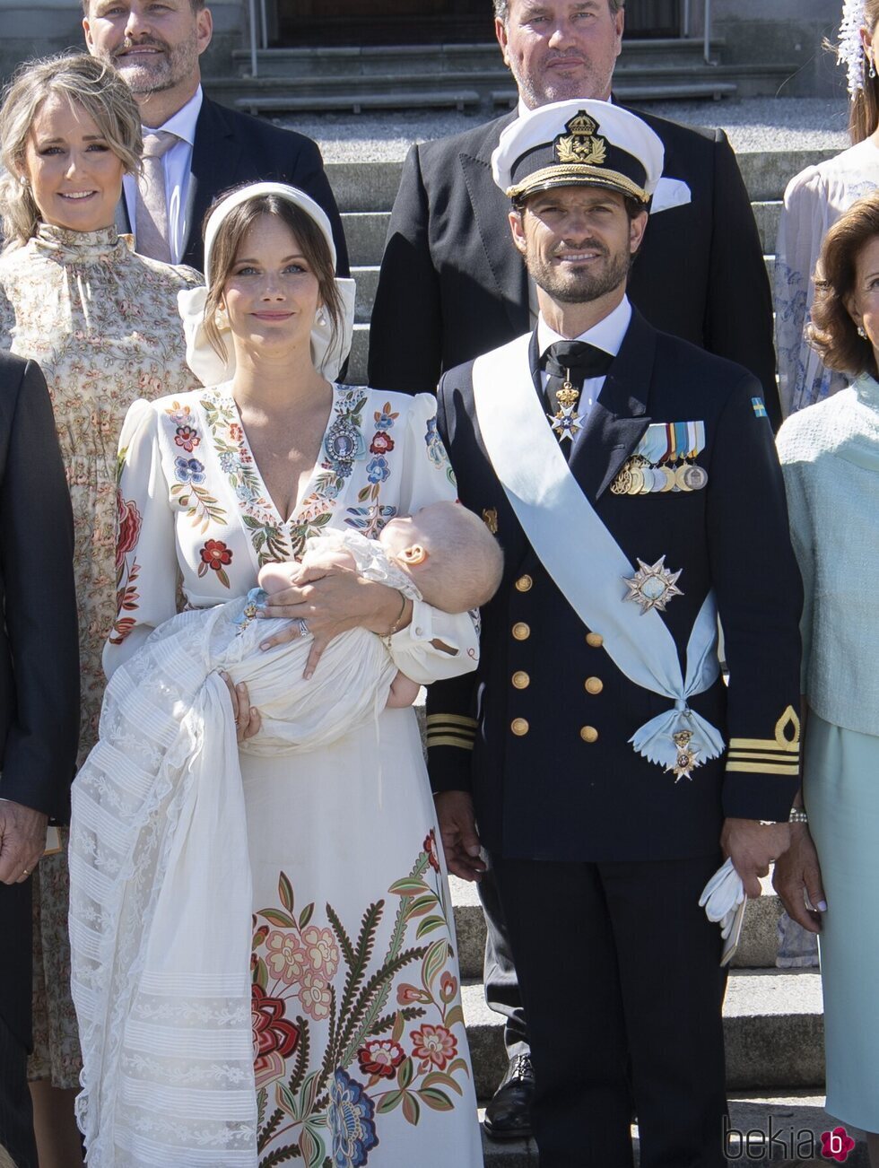 Carlos Felipe de Suecia y Sofia Hellqvist con su hijo Julian de Suecia en su bautizo