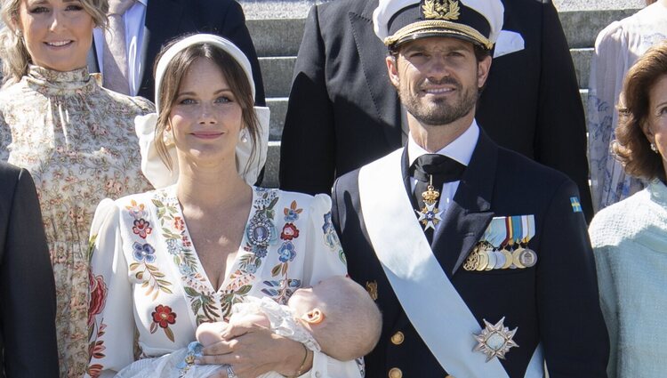 Carlos Felipe de Suecia y Sofia Hellqvist con su hijo Julian de Suecia en su bautizo