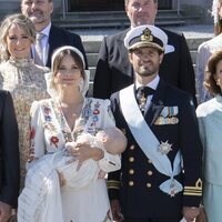 Carlos Felipe de Suecia y Sofia Hellqvist con su hijo Julian de Suecia en su bautizo