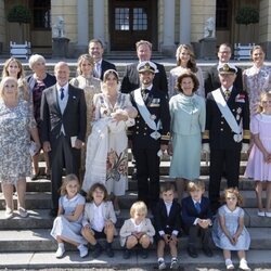 La Familia Real Sueca y la familia de Sofia de Suecia en el bautizo de Julian de Suecia