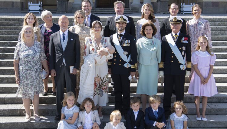 La Familia Real Sueca y la familia de Sofia de Suecia en el bautizo de Julian de Suecia